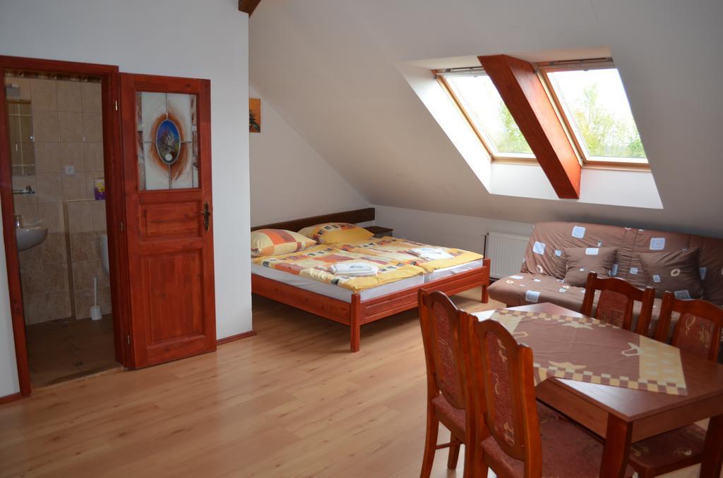 Famozclub Hotel Bakov nad Jizerou Szoba fotó